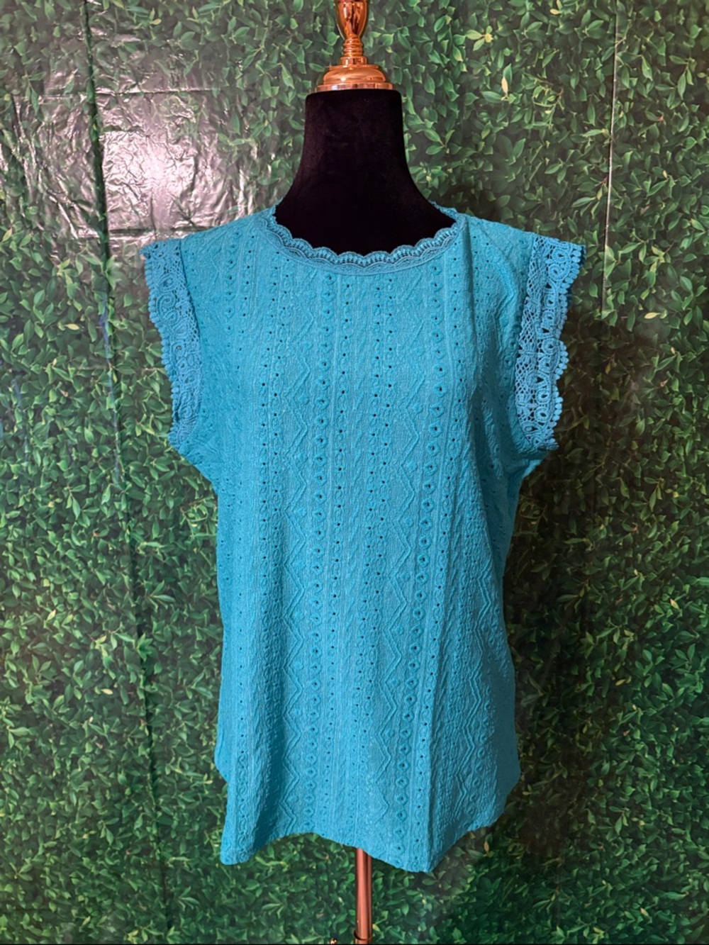 Sleeveless Lace-Trim Eyelet Blouse - Country Chic